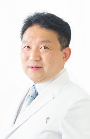 松岡俊行先生●眼科専門医。自身のYouTubeチャンネルで目の悩みや最新の近視治療法についても解説。著書に『眼科医が考案1日1分読むだけで目がよくなるマジカルフレーズ』（アスコム）。