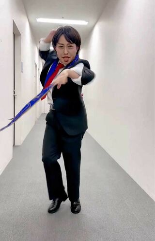 「2頭身の櫻井翔」人気ソロ曲『T.A.B.O.O』を歌いながらノリノリでダンスを披露したキンタロー。(本人のXより)