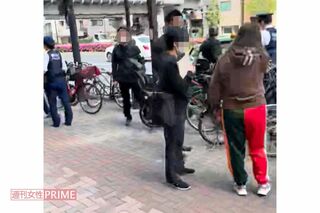 4月16日の午前、品川区路上で事情聴取をうける華原（目撃者提供）