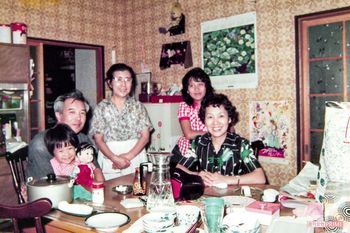 困っている人たちを救う活動に熱心だった父と母の姿を思い返し、今でも力をもらうことがあるという