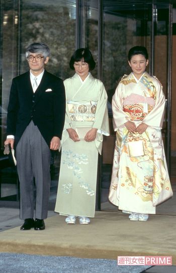 一般の結納にあたる『納采の儀』後の挨拶を終え、皇居を後にされる紀子さまとご両親（'90年1月）