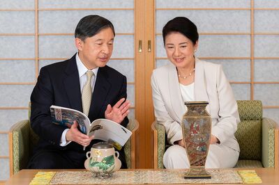 '20年2月、天皇陛下のお誕生日に際して宮内庁が公開したお写真。『三の丸尚蔵館』が収蔵品を御覧になる両陛下。