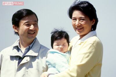 '02年4月、生後5か月の愛子さまとともに神奈川・葉山でご静養されていた皇太子さま（当時）と雅子さま