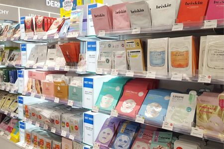 ドラッグストアの棚いっぱいに並ぶ、さまざまなシートマスク※写真はイメージです