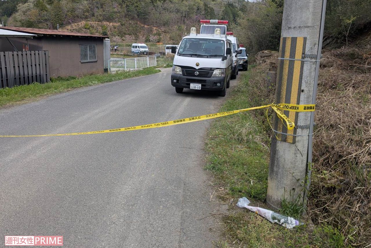 《京都小6男児行方不明事件》遺体現場へ続く道に置かれた献花。安達結希くんが可愛がっていたハチのご主人が手向けたという