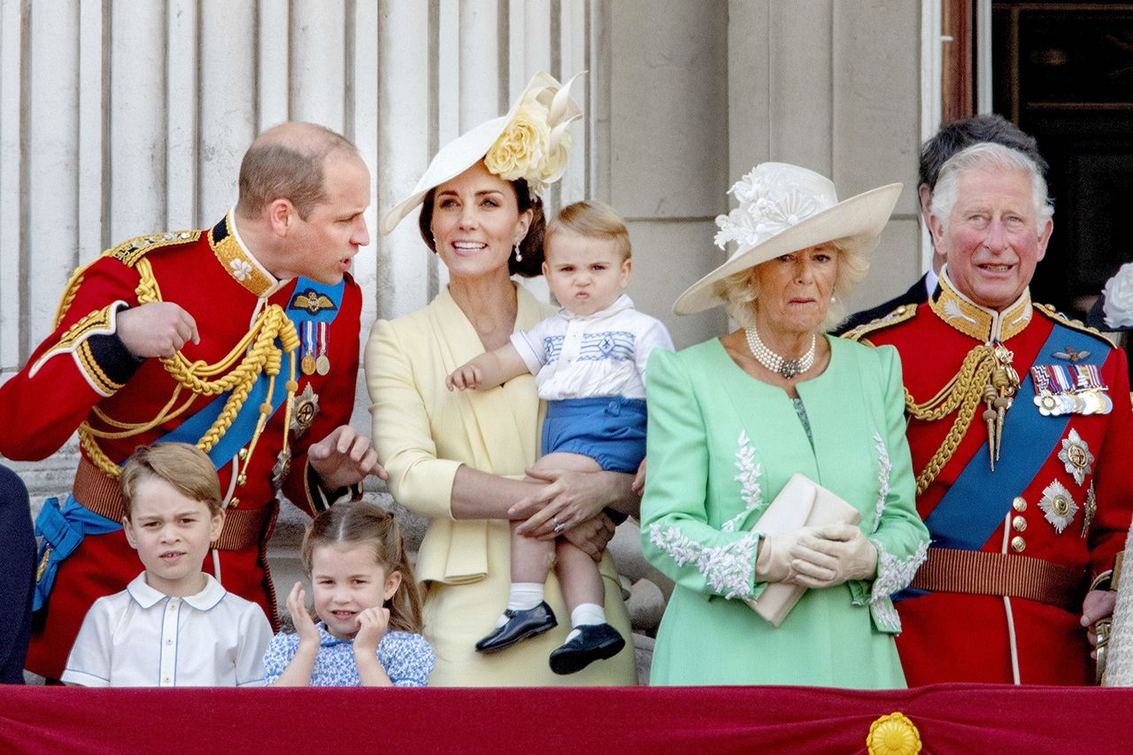 チャールズ皇太子とカミラ夫人（右）の隣で3人の跡継ぎをお披露目するウィリアム王子とキャサリン妃　(c)共同通信