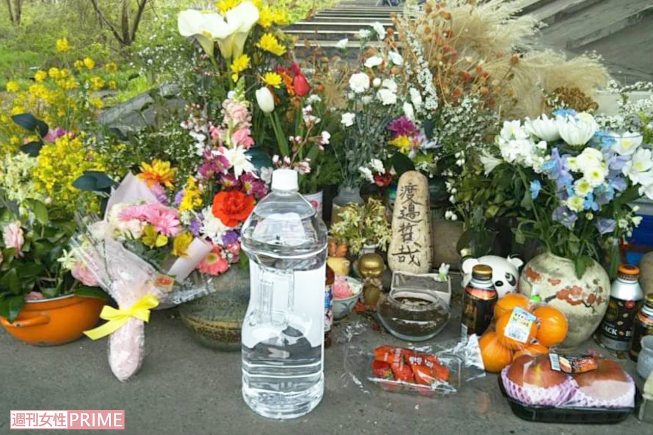 渡邉さんとアイさんが暮らしていた河渡橋西詰の下に置かれた献花台