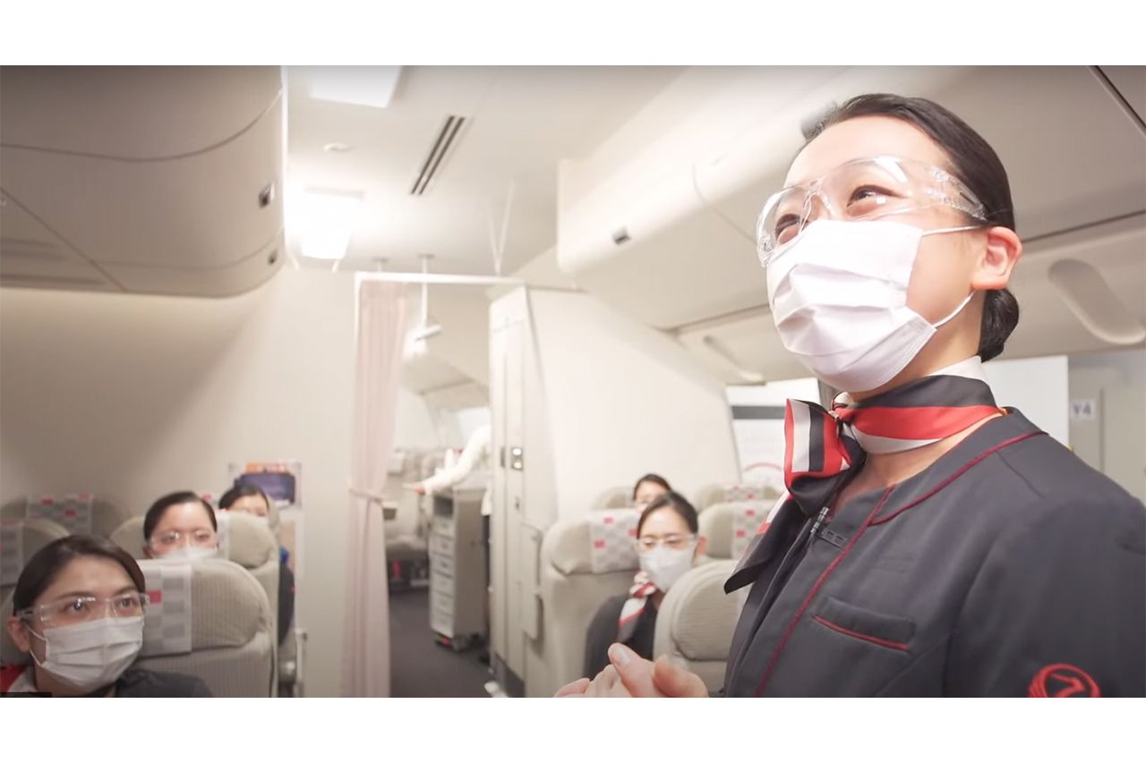 浅田真央がJALのCAに挑戦！　※画像は『JAL』公式YouTubeより