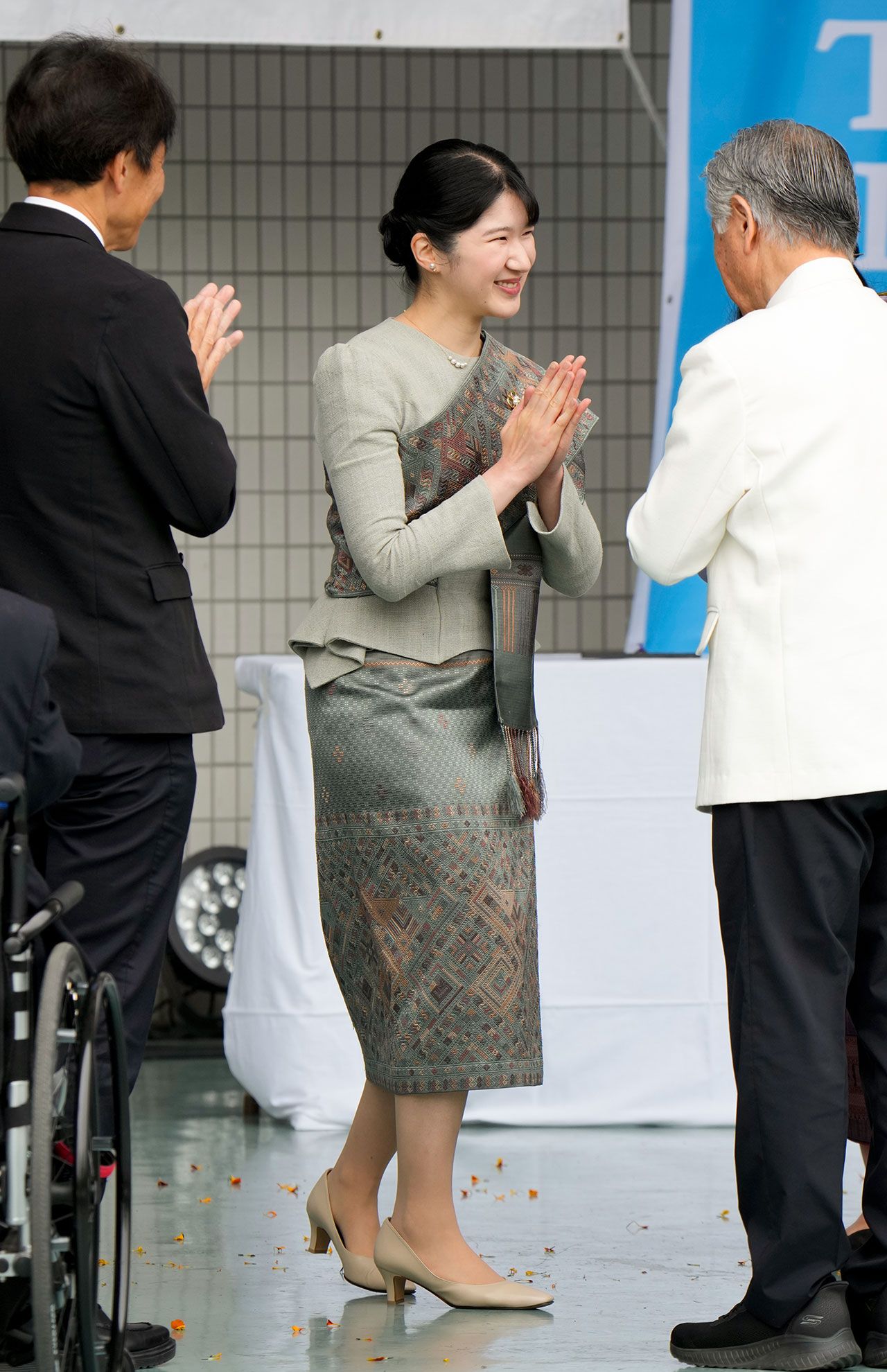 ラオス側から贈られた若草色の伝統衣装をお召しになった愛子さま