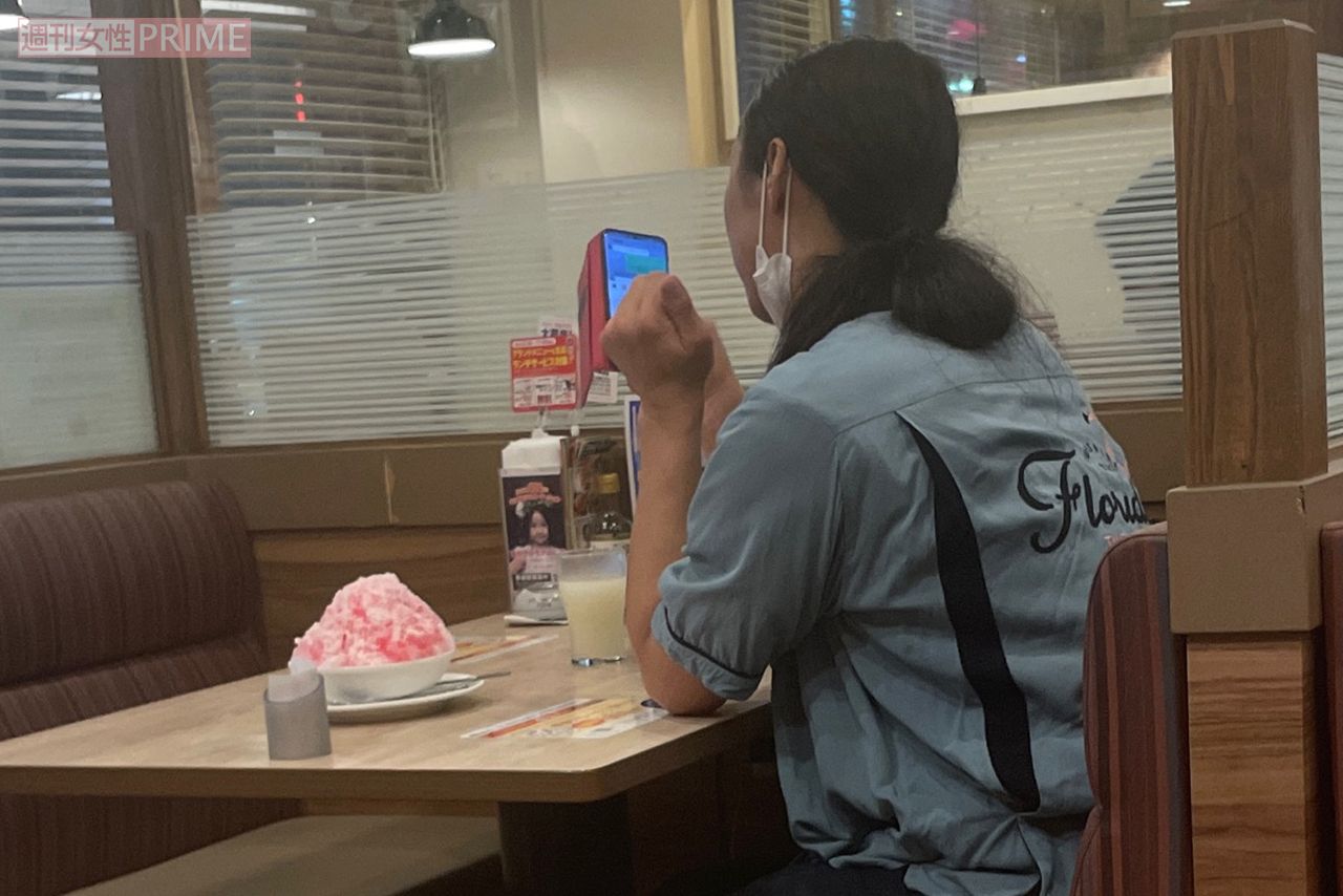 LINEをチェックする布川