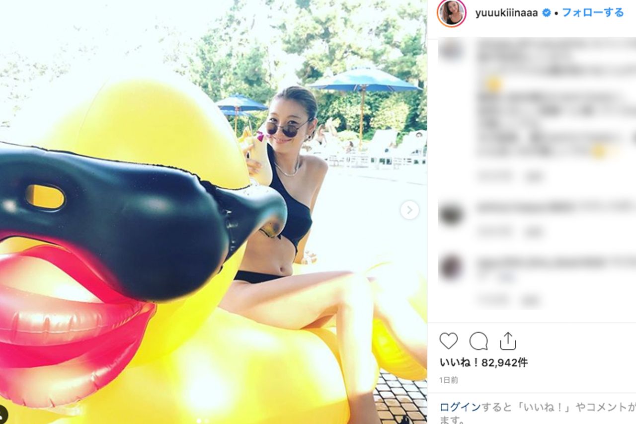 プールで水着姿のユッキーナ（本人のインスタグラムより）