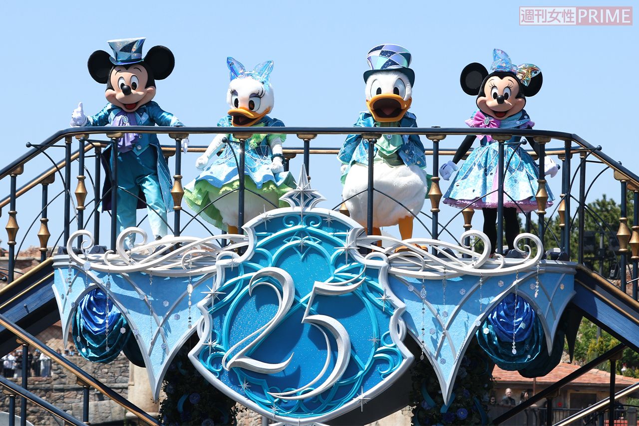ディズニーの仲間たちがブルーに輝くショー