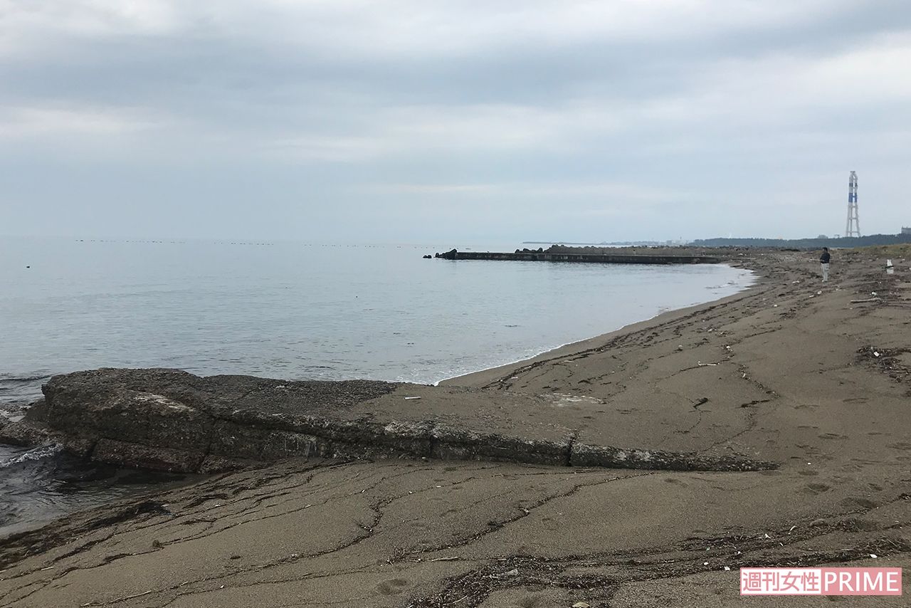 新村容疑者が亡骸を捨てたと答えた四方漁港に隣接する海岸。近くの浜などでは猫の白骨死体なども見つかっている