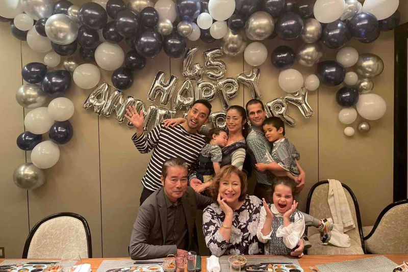 雅奈恵さんの両親の結婚記念祝い（上段中央・雅奈恵さん、右・夫と陽月くん）