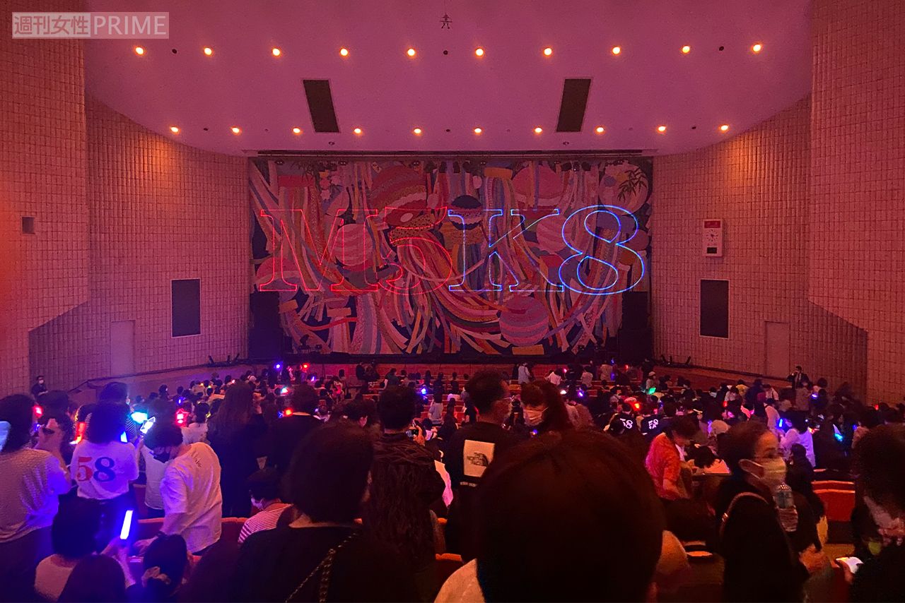 ライブが終わるとカーテンが降り、M5K8の文字が。Masahiko Kondo 58（歳）のこと