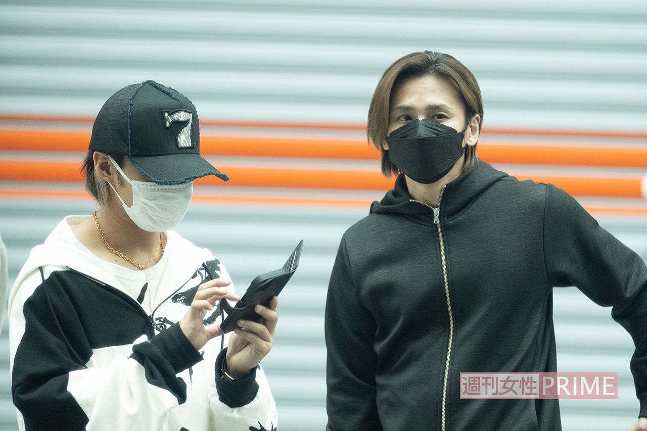 朝7時、合コンを終えて外に出てきた堂本光一と上田竜也（2022年）