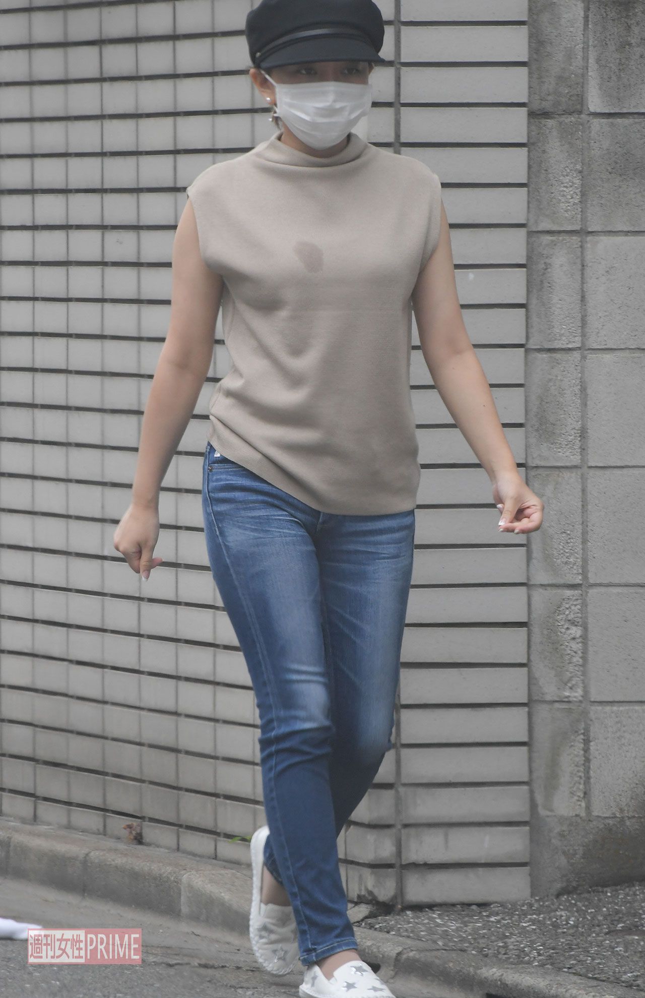 加藤が入院する病院から出てきた綾菜