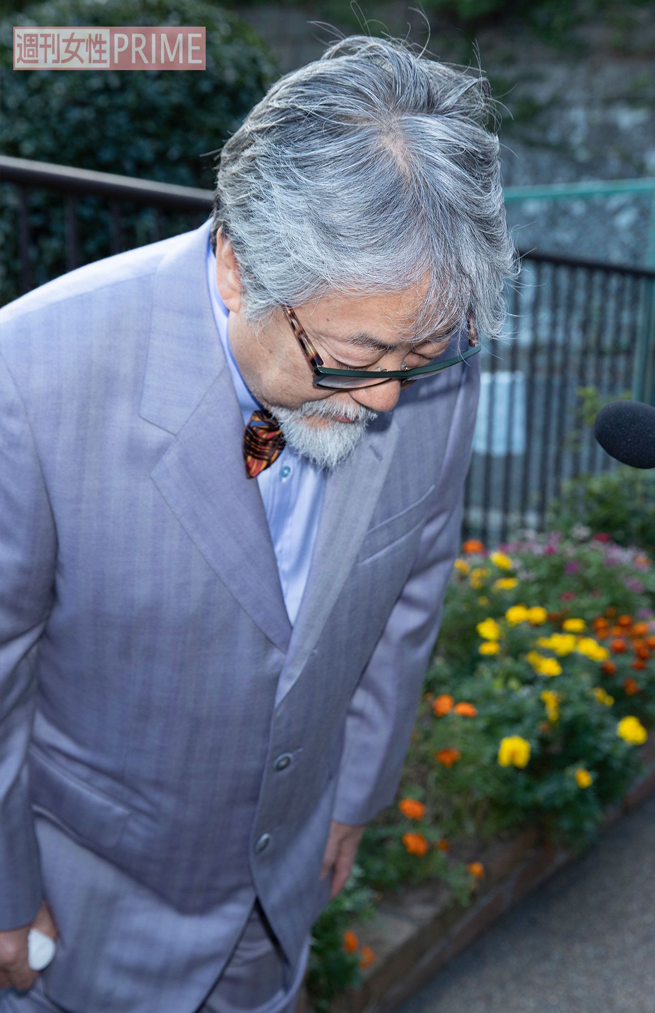 横浜市内に集まった報道陣の前で謝罪した沢田研二