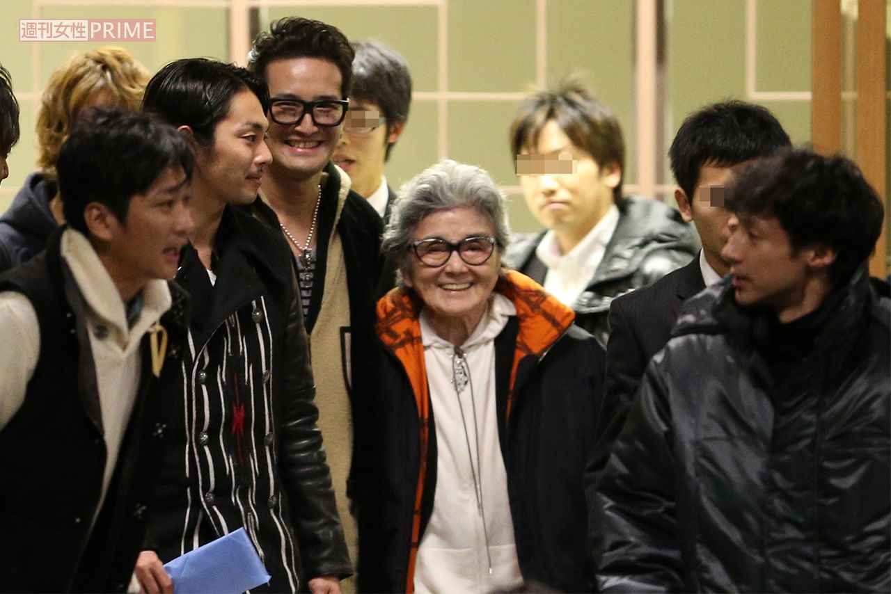 TOKIOに今井翼、東山紀之に囲まれたメリー喜多川さん