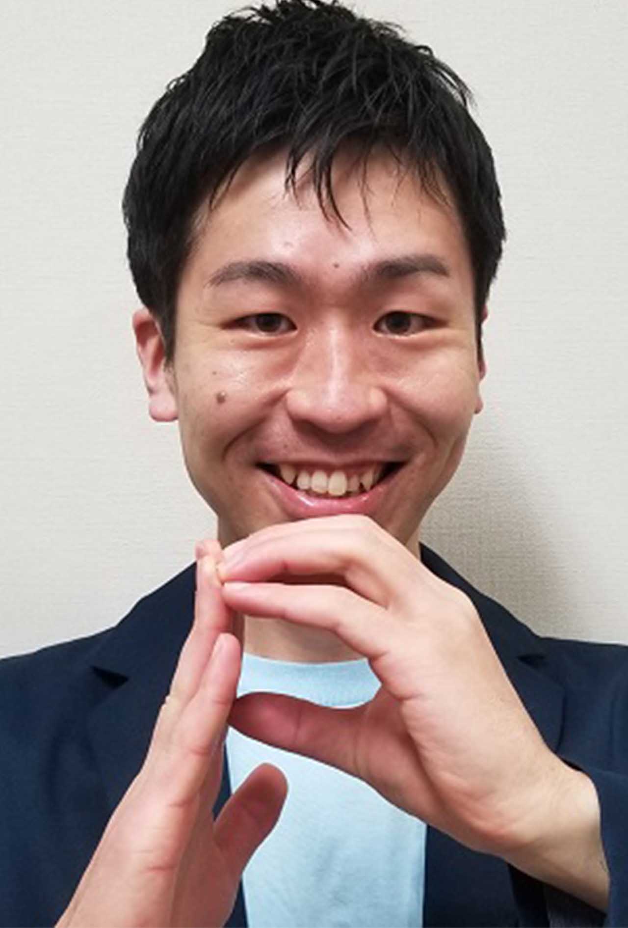 井上ポイントさん／2008年、浅井企画所属。コンビを経て現在はピン芸人で活動中。ポイ活を得意とし、毎年40万〜50万円分のポイントをゲット。クレジットカードは44枚、QRコード決済は20種類以上を利用し、店舗やサービスによって使い分けている。ポイ活、お得情報に詳しく毎日ブログで発信中。