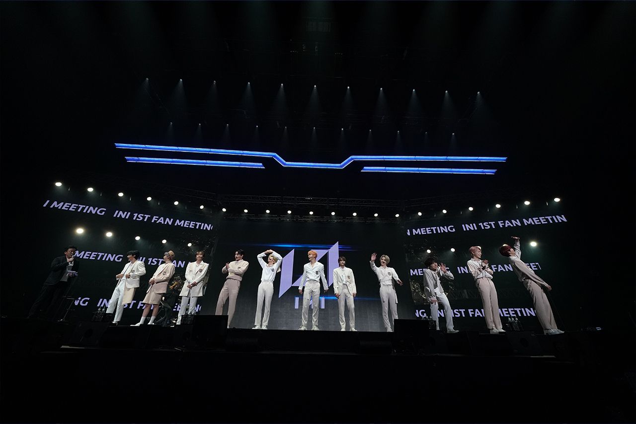 アリーナ上層階や配信視聴中のファンにも「見えているよ」と声をかけるなど、100点満点のファンサービス （C）LAPONE ENTERTAINMENT