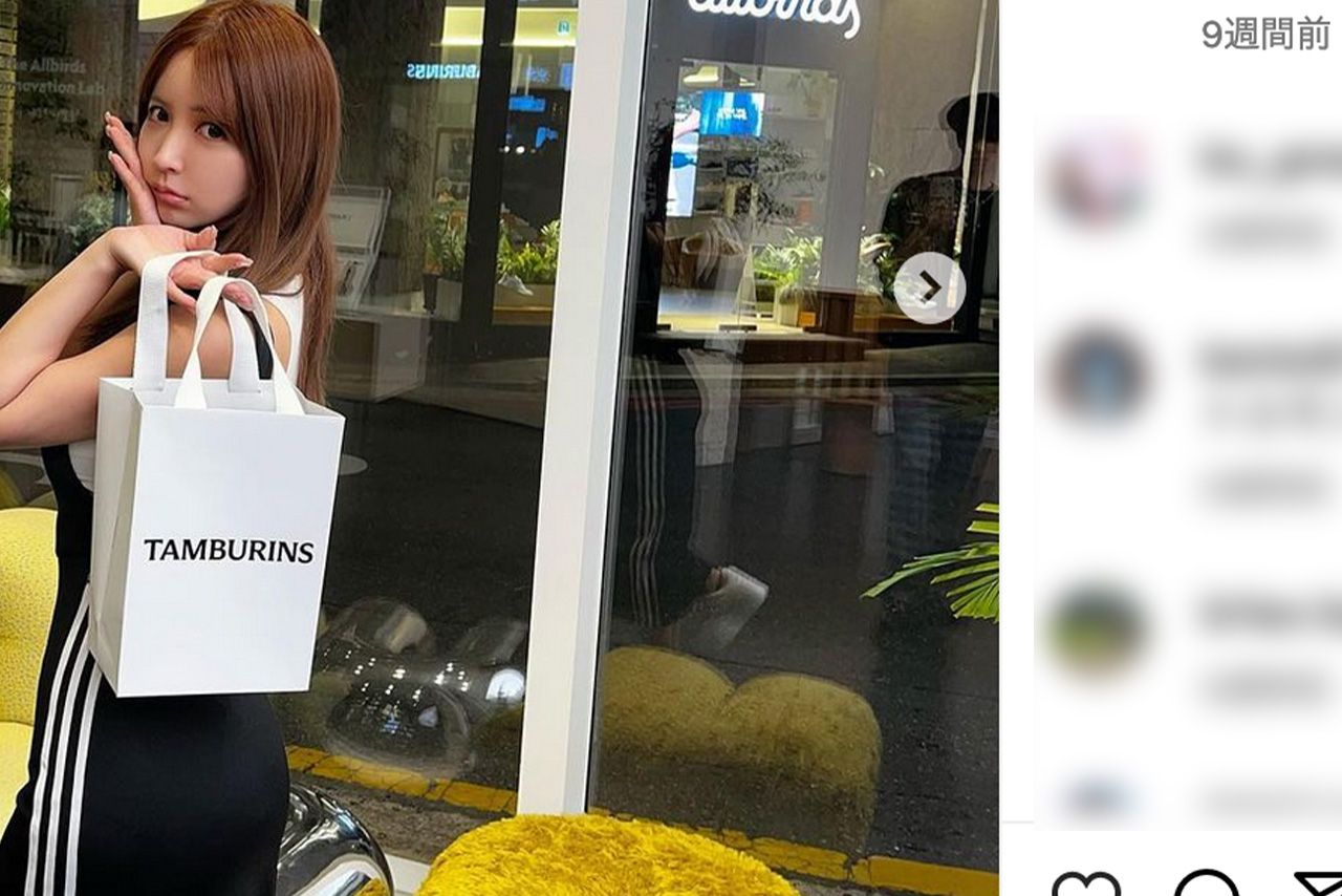 韓国でポーズを決める三上悠亜、右後ろのガラスには男性らしきシルエットが（公式インスタグラムより）