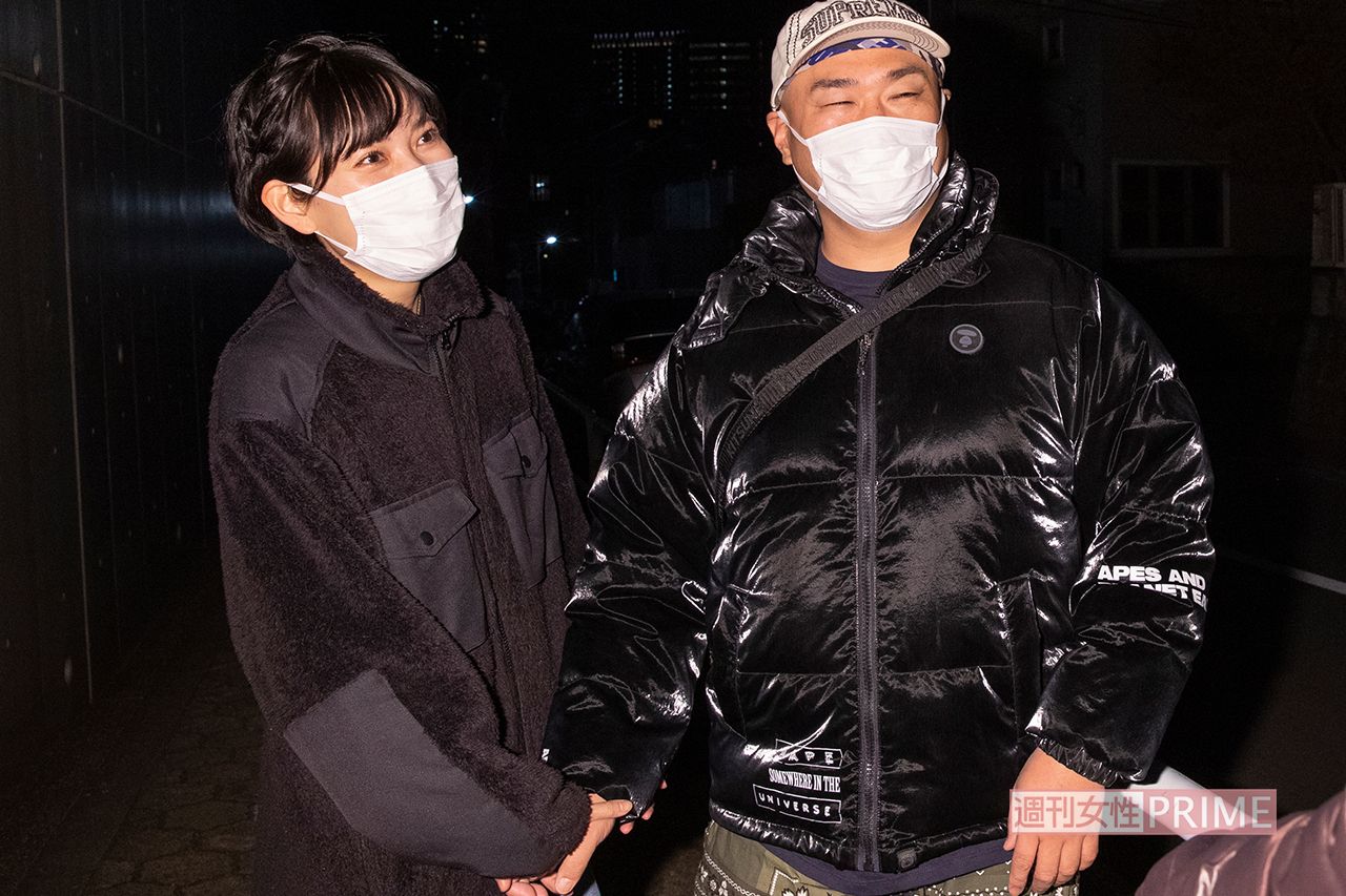 クロちゃんと恋人のリチを直撃。彼女をかばうように取材に応じた