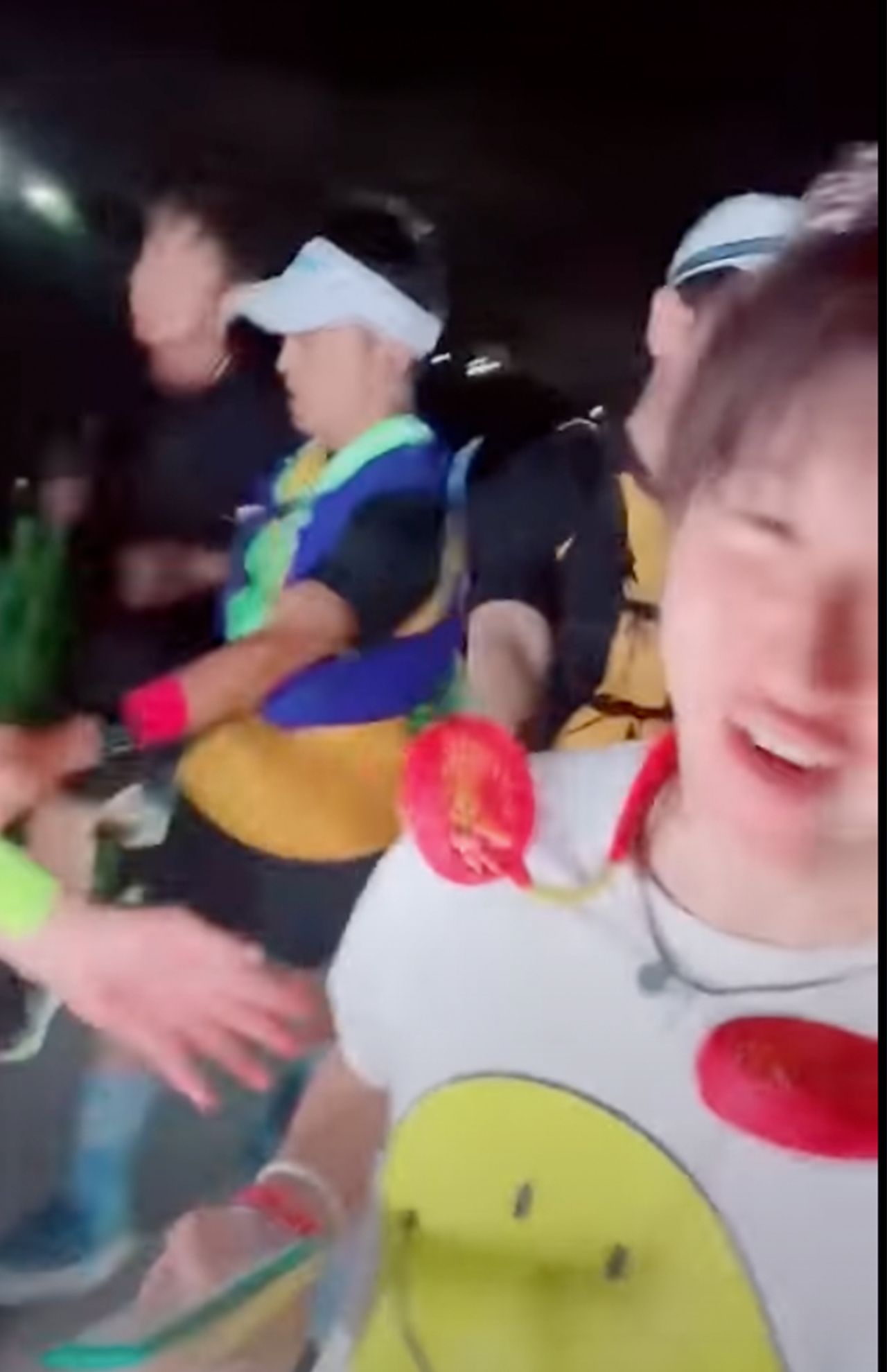 26日深夜ごろ、配信をしながら『24時間テレビ』のランナー・ヒロミに近づいたしんやっちょ。関係者にブロックされる一幕も（「しんやっちゅーぶ」より）