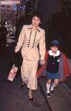 IMALU(当時6歳)と幼稚園卒園式に出かける大竹しのぶ(2/2)(1996年3月16日)