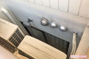 山下さんが軟禁された地下室。室外機で日光はほとんど差し込まず明かり取りは天窓だけ