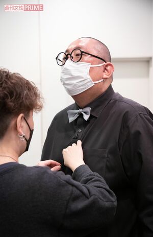 ピンマイクを付けてもらい、準備万全の街裏ぴんく　撮影／齋藤周造