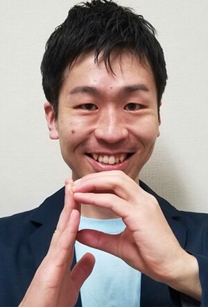 井上ポイントさん／2008年、浅井企画所属。コンビを経て現在はピン芸人で活動中。ポイ活を得意とし、毎年40万〜50万円分のポイントをゲット。クレジットカードは44枚、QRコード決済は20種類以上を利用し、店舗やサービスによって使い分けている。ポイ活、お得情報に詳しく毎日ブログで発信中。