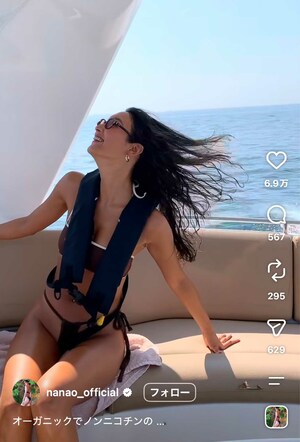 37歳とは思えない美スタイル…ビキニ姿で海を楽しむ菜々緒（本人のインスタグラムより）