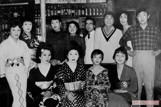 16歳のとき、ベラミの系列店『白鳥クラブ』にて。前列右から2番目がカルーセル麻紀さん