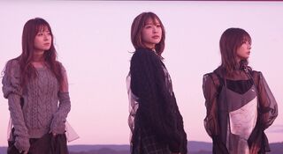 昨秋に梅村妃奈子が脱退した後、昨年末で活動休止した『SILENT SIREN』の3人（公式HPより）
