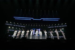 アリーナ上層階や配信視聴中のファンにも「見えているよ」と声をかけるなど、100点満点のファンサービス （C）LAPONE ENTERTAINMENT