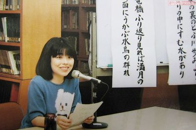 高校の教師時代、学校の図書館で授業を行う俵さん