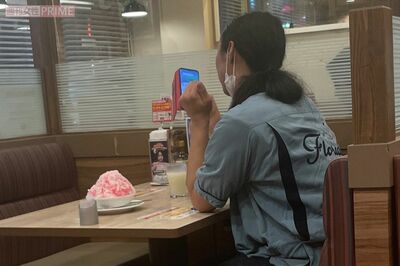 LINEをチェックする布川