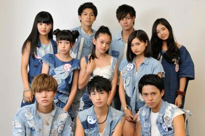 高石あかりの「α-X's」での人気は上位だった（写真中央、エイベックス公式HPより）