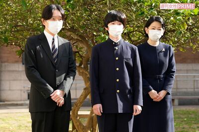 中学校の卒業式に臨まれた悠仁さまと秋篠宮ご夫妻（3月17日）