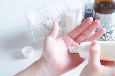 化粧品の“混ぜテク”は品質の変化が懸念点。手のひらで混ぜ合わせる過程で、雑菌が入ってしまう心配も