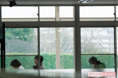 玉森裕太がロケ現場で見せた、スーパーアイドルウインクと “おネム顔”