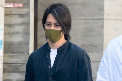 3月下旬、都内を歩く山下智久（2021年）