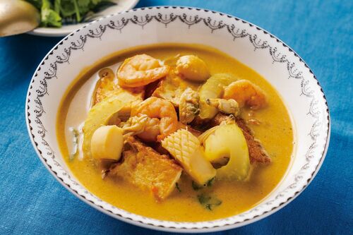 魚介と厚揚げとセロリのココナツカレースープ