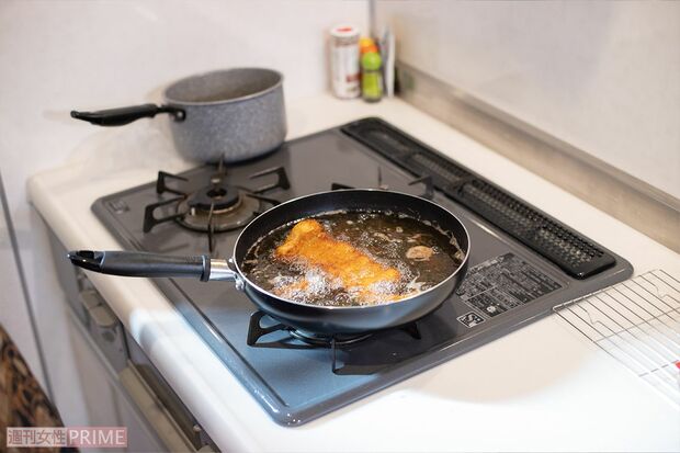 「出陣じゃー!」卵とパン粉の衣をつけられ、殿の雄たけびのもと、揚げられる海老たち。シルエットがBIGである