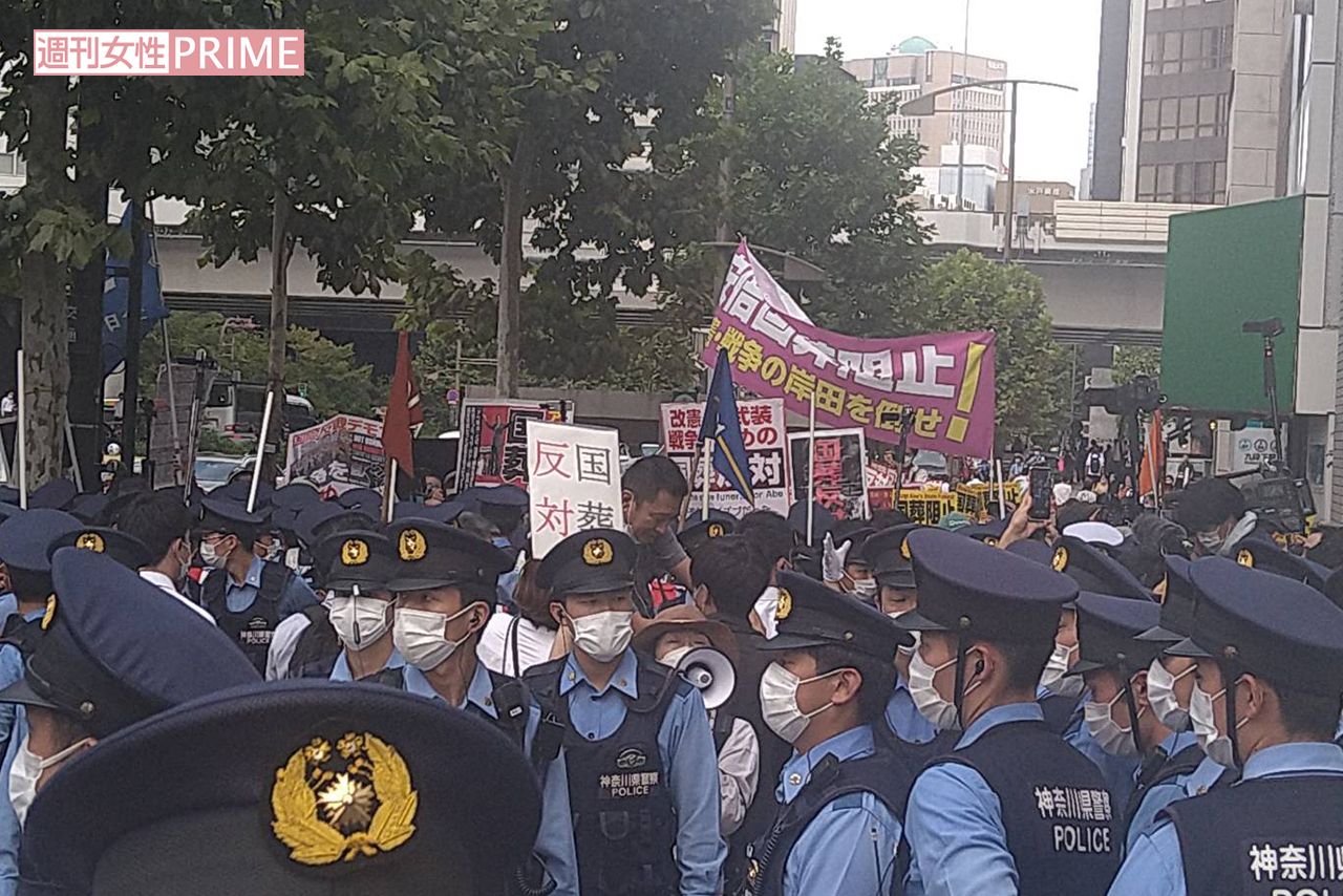 “国葬”反対を訴えるデモ。警察官との小競り合いも見られた