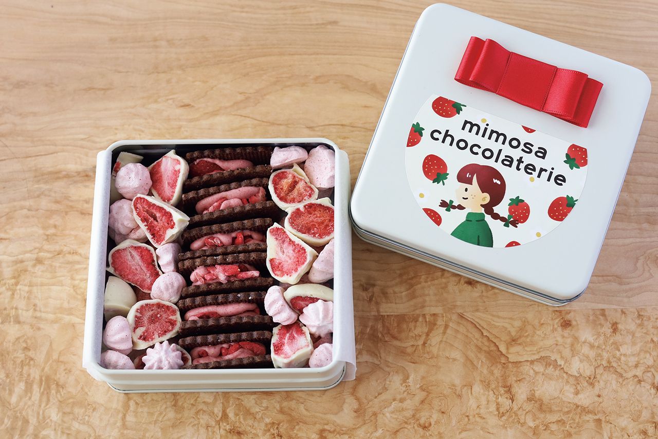 手のひらサイズで贈りやすく、食べ終わった後も使える缶がうれしい。3960円（大）