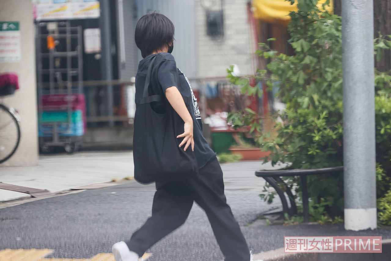 自宅からタクシーに乗り込む加納