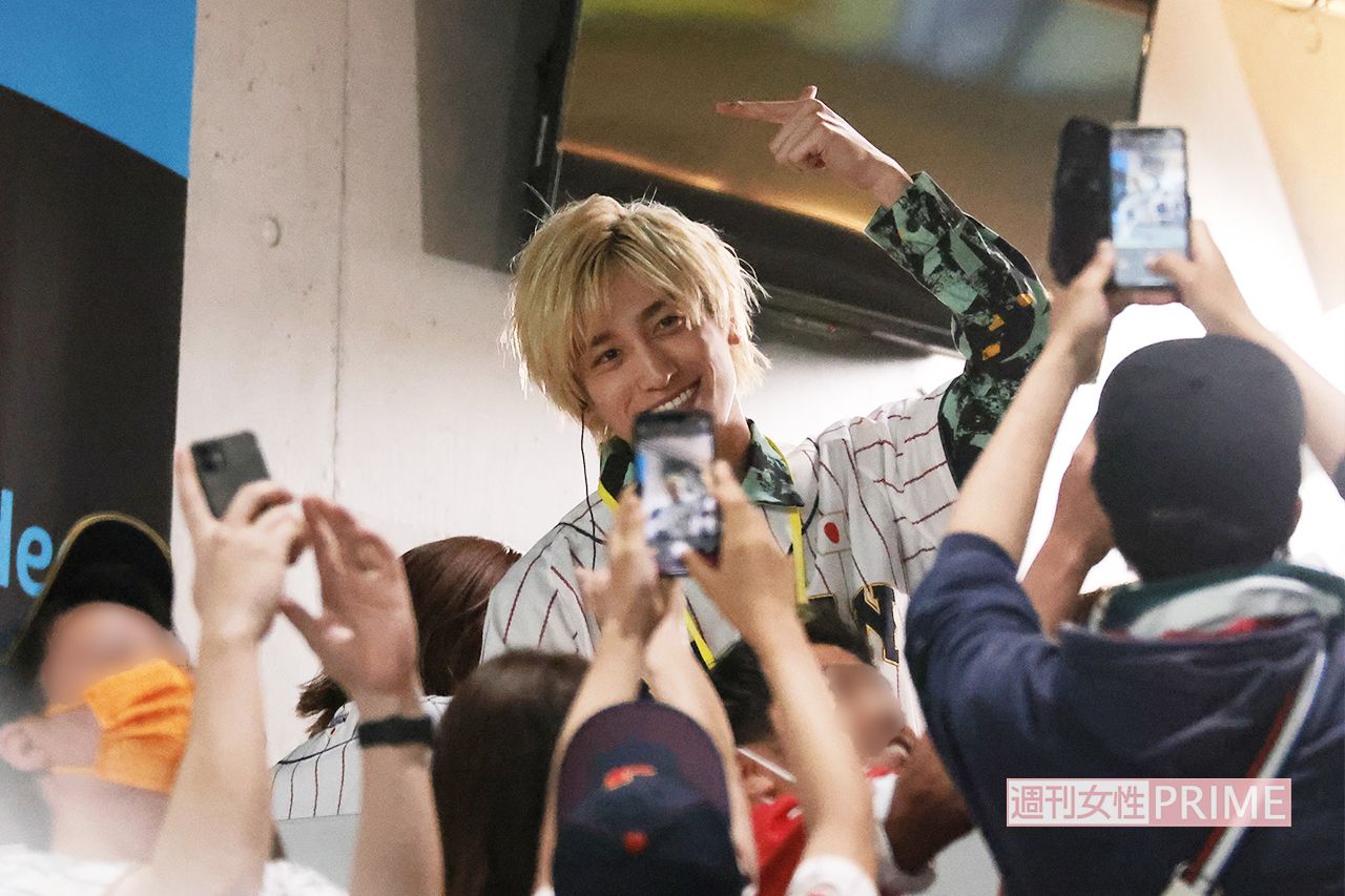 3月16日、WBCイタリア戦でファンサするEXIT・兼近大樹