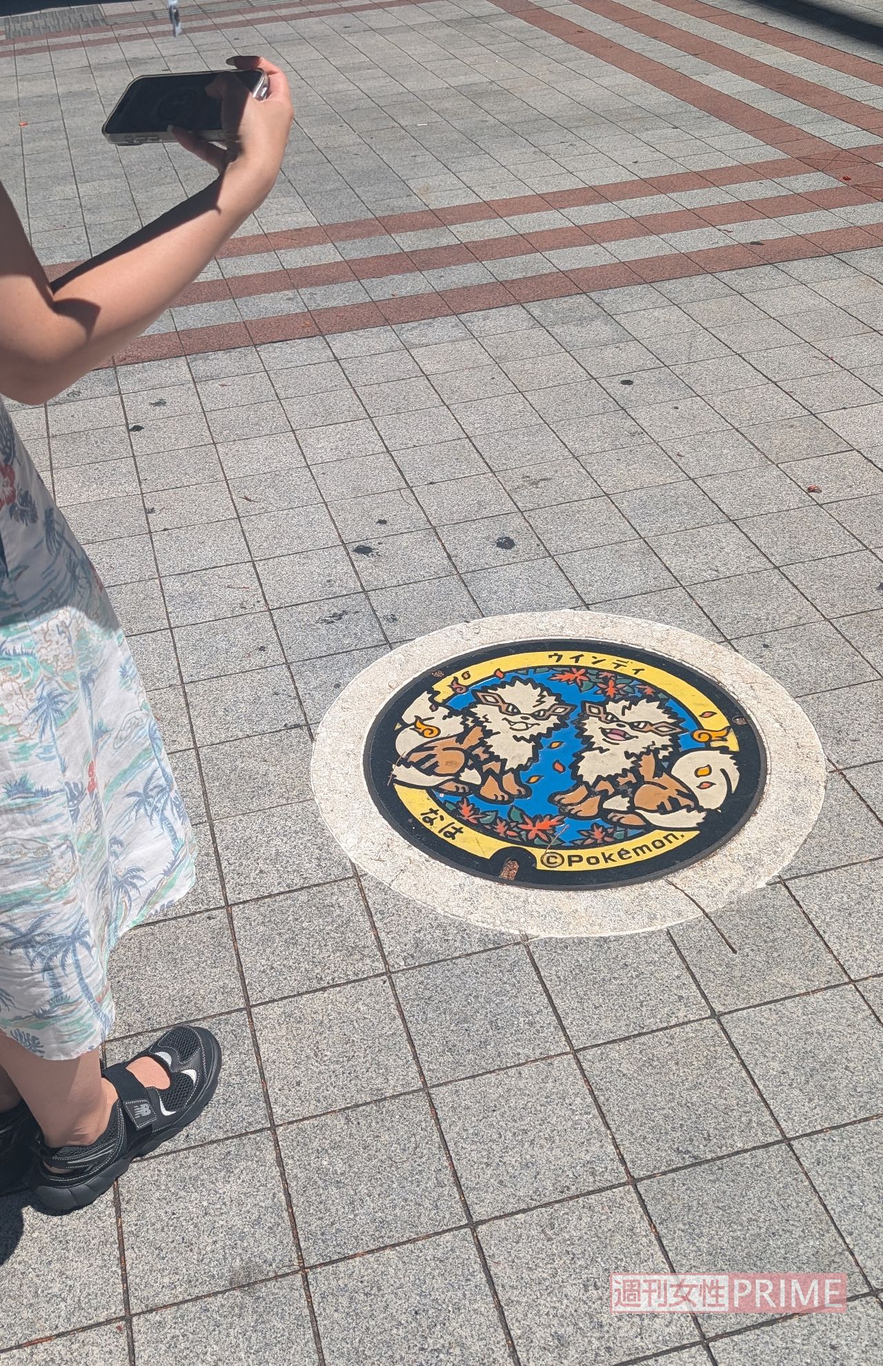 沖縄県那覇市・てんぶす那覇前に設置されたウインディのポケふたを撮影する観光客の姿も　撮影／編集部